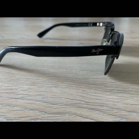 All black sunglasses - Picture 2 of 3